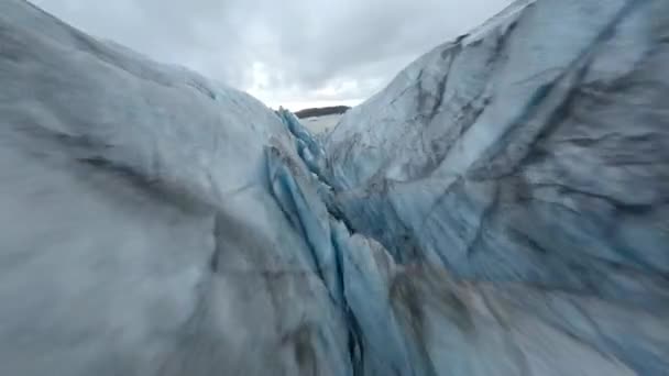 Vista Aérea Profunda Fendas Gelo Geleira Azul Região Ártico — Vídeo de Stock