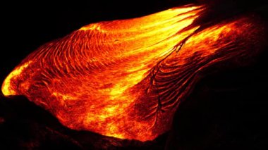 Patlayan volkanik lavdan çıkan kızgın lav nehri yeni bir manzara yaratan katı magmaya dönüşür.