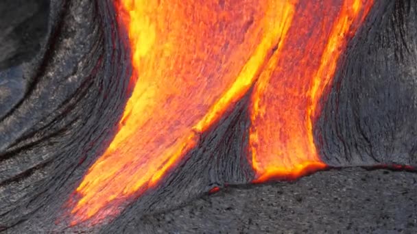 Rzeka Gorącej Lawy Wybuchającej Wulkanuwulkaniczna Lawa Zamienia Się Zestaloną Magmę — Wideo stockowe