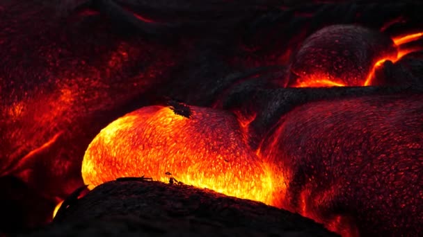 火山喷发后形成的炽热熔岩变成了凝固的岩浆 形成了新的景观 — 图库视频影像
