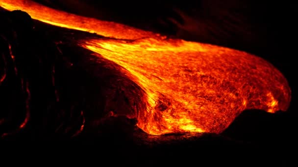 Flod Glödhet Lava Från Exploderande Vulkanvulkaniska Lava Förvandlas Till Stelnad — Stockvideo