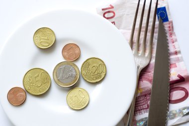 Euro sikkeleri üzerinde tabak çatal, bıçak