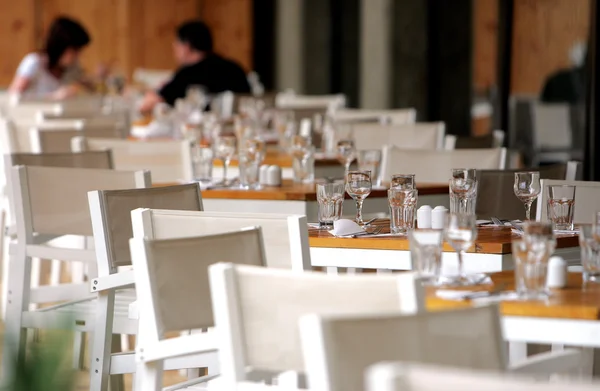 Vyzdobené restauraci u stolu. — Stock fotografie
