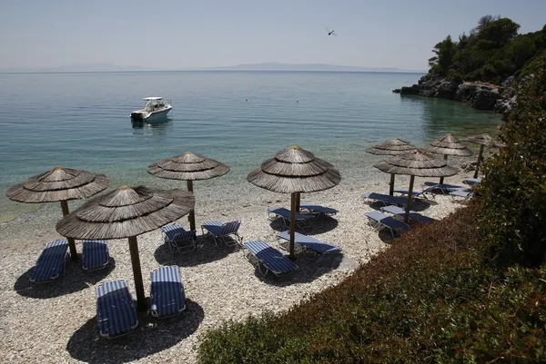 Island of Skopelos beach umbrelas — Stock Photo, Image