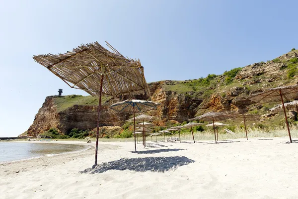 Маяк необитаемых пляжных зонтиков — стоковое фото