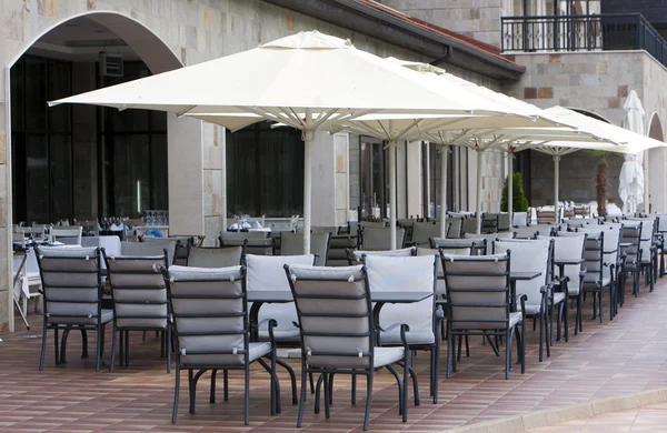 Ресторанные столики с зонтами — стоковое фото