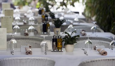 dekore edilmiş restoran tablolar