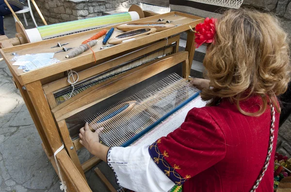 Woman weaving carpet Bulgaria — Stock Photo, Image