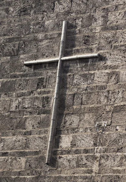 Croce di Cristo sul muro di pietra — Foto Stock