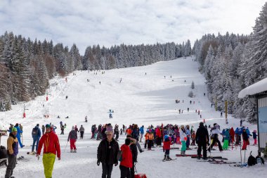 BÜLGARYA, SOFIA, VITOSHA - 4 Şubat 2022 'de Sofya yakınlarındaki Vitosha Dağı' nda kayak yaparken insanlar eğleniyor.