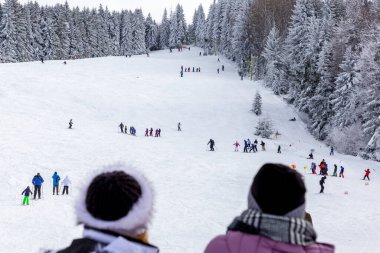 BÜLGARYA, SOFIA, VITOSHA - 4 Şubat 2022 'de Sofya yakınlarındaki Vitosha Dağı' nda kayak yaparken insanlar eğleniyor.