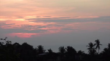 Günbatımından okyanus manzaralı zaman ayarlı video 