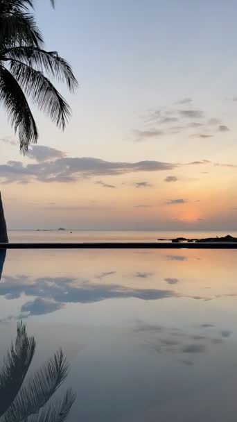 海滩前金色的落日 — 图库视频影像