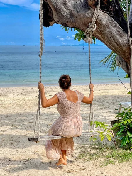 Mulher Vestido Bonito Sentado Balanço Praia Assistir Oceano Imagem De Stock