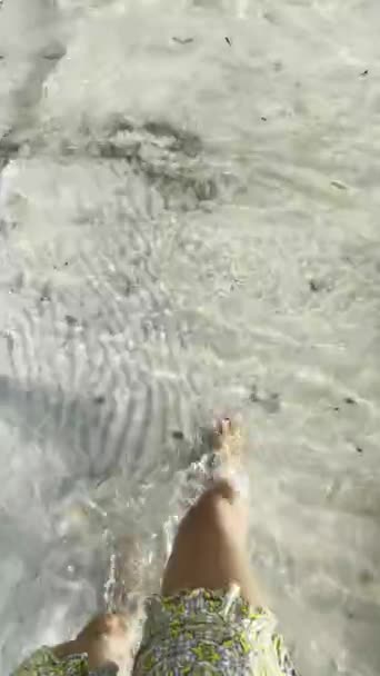 Spacerując Plaży Bez Butów — Wideo stockowe