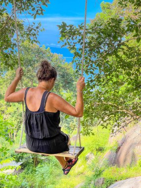 Ormanda sallanan bir kadın