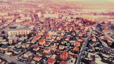 Sakin bir bölge, evleri var, gün batımında manzarası çok güzel. Sokaklar, parklar ve yollar. 