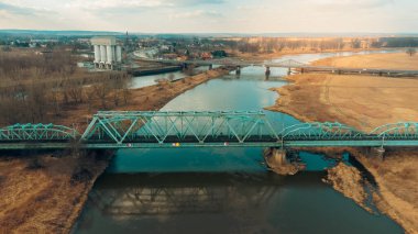 Polonya 'nın Scinawa kentindeki Oder nehri üzerindeki demiryolu köprüsü.. 