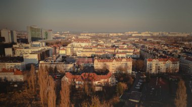 Evleri ve manzarası olan sakin bir bölge. Sokaklar, parklar ve yollar. İkametgah İHA fotoğrafı. Poznan, Polonya..