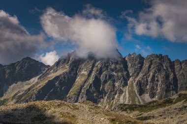 Slovakya 'nın yüksek Tatras dağlarında Rysy tepesi yakınlarındaki manzara
