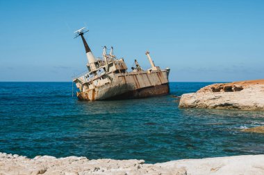 Kıbrıs plajı yakınlarında terk edilmiş gemi Edro III, Paphos. 