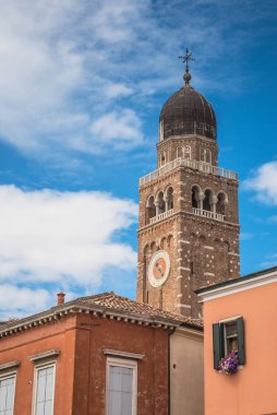 Chiesa Saint Andrea Katolik kilise binası tuğla çan kulesi, Chioggia, İtalya.