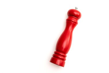 Beyaz zemin üzerinde izole ahşap biber veya tuz değirmeni.