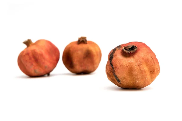 Verlopen Gedroogde Bedorven Granaatappels Geïsoleerd Witte Achtergrond — Stockfoto