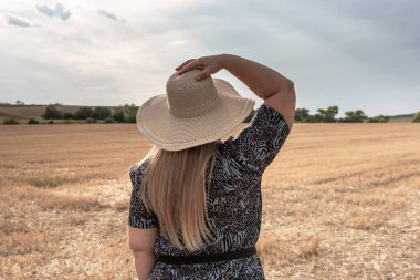 Mutlu ve memnun güzel artı boyutu modeli açık.