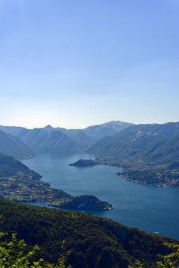 Como Gölü görünümünden dağ