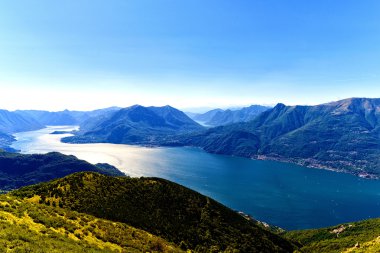 Como Gölü görünümünden dağ