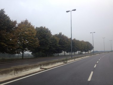 şehir içinde sis sonbahar sokak