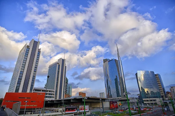 Milaan Italië porta nuova nieuwe wolkenkrabbers bouwen — Stockfoto