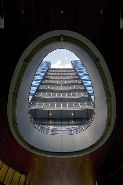 Milão itália porta nuova novo edifício arranha-céus — Fotografia de Stock