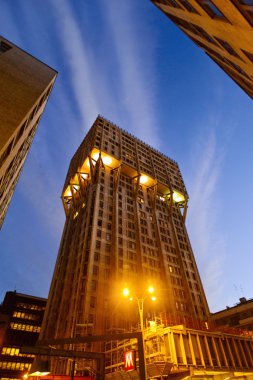velasca kule gökdelen Milano İtalya tarafından gece