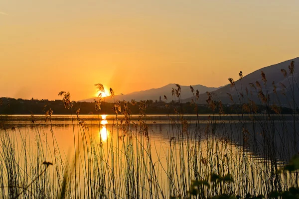 Lago italiano ao pôr-do-sol — Fotografia de Stock