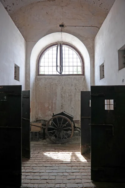 Піццигеттоне, Піцциґеттоне старі стіни позбавлення волі в'язниці Італії — стокове фото