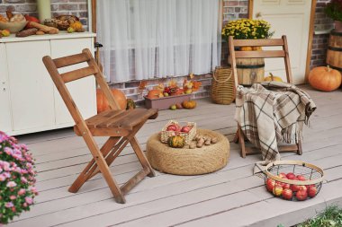 Sonbahar hasat terası arka planı. Cadılar Bayramı. Taşra. Balkabakları ve çiçekler. Tatil evi. Şükran Günü