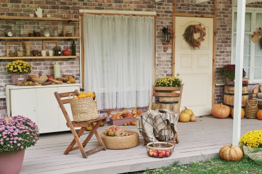 Sonbahar hasat terası arka planı. Cadılar Bayramı. Taşra. Balkabakları ve çiçekler. Tatil evi. Şükran Günü