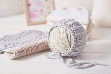 Örgü örmek için çocuk kıyafetleri ve aksesuarlar örüyordu. Dikiş ve örgü. Hobiler ve yaratıcılık. Çocuklar için örgü. El yapımı..