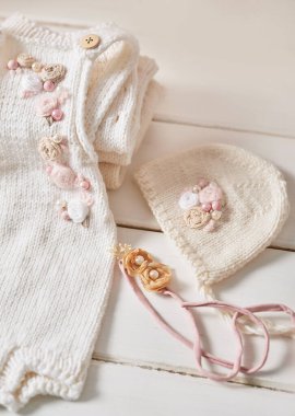 Örgü örmek için çocuk kıyafetleri ve aksesuarlar örüyordu. Dikiş ve örgü. Hobiler ve yaratıcılık. Çocuklar için örgü. El yapımı..