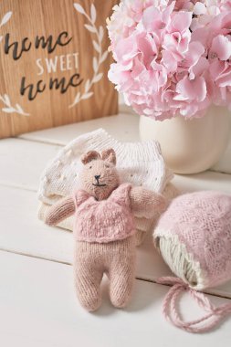 Örgü örmek için çocuk kıyafetleri ve aksesuarlar örüyordu. Dikiş ve örgü. Hobiler ve yaratıcılık. Çocuklar için örgü. El yapımı. Örgü oyuncak tavşan. El yapımı oyuncak tavşan.