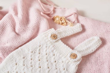 Örgü örmek için çocuk kıyafetleri ve aksesuarlar örüyordu. Dikiş ve örgü. Hobiler ve yaratıcılık. Çocuklar için örgü. El yapımı..