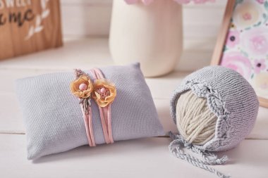 Örgü örmek için çocuk kıyafetleri ve aksesuarlar örüyordu. Dikiş ve örgü. Hobiler ve yaratıcılık. Çocuklar için örgü. El yapımı..