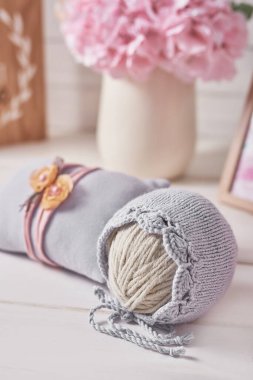 Örgü örmek için çocuk kıyafetleri ve aksesuarlar örüyordu. Dikiş ve örgü. Hobiler ve yaratıcılık. Çocuklar için örgü. El yapımı..