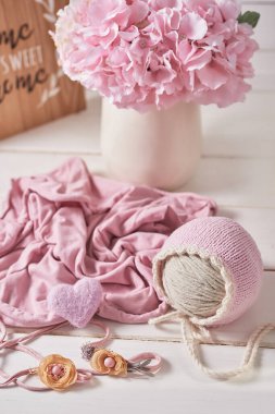 Örgü örmek için çocuk kıyafetleri ve aksesuarlar örüyordu. Dikiş ve örgü. Hobiler ve yaratıcılık. Çocuklar için örgü. El yapımı..