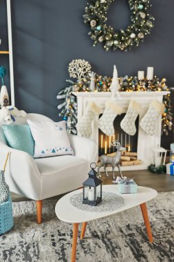 Noel için oturma odası. Mavi ve beyaz dekor Noel ağacı arka planı. Yeni yıl kutlaması. Mutlu Noeller ve mutlu yıllar.