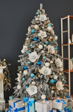 Noel için oturma odası. Mavi ve beyaz dekor Noel ağacı arka planı. Yeni yıl kutlaması. Mutlu Noeller ve mutlu yıllar.