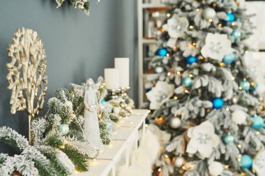 Noel için oturma odası. Mavi ve beyaz dekor Noel ağacı arka planı. Yeni yıl kutlaması. Mutlu Noeller ve mutlu yıllar.
