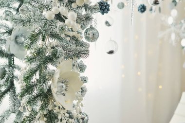 Noel için oturma odası. Mavi ve beyaz dekor Noel ağacı arka planı. Yeni yıl kutlaması. Mutlu Noeller ve mutlu yıllar.